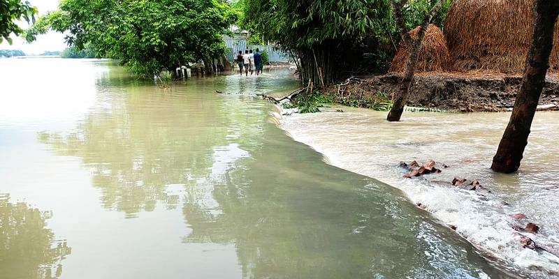 জামালপুরে নিম্নাঞ্চলে এখনো বাড়িঘর ও রাস্তায় পানি জমে আছে। আজ বৃহস্পতিবার সকালে ইসলামপুর-নোয়ারপাড়া সড়কের ডেবরাইপ্যাচ এলাকায়